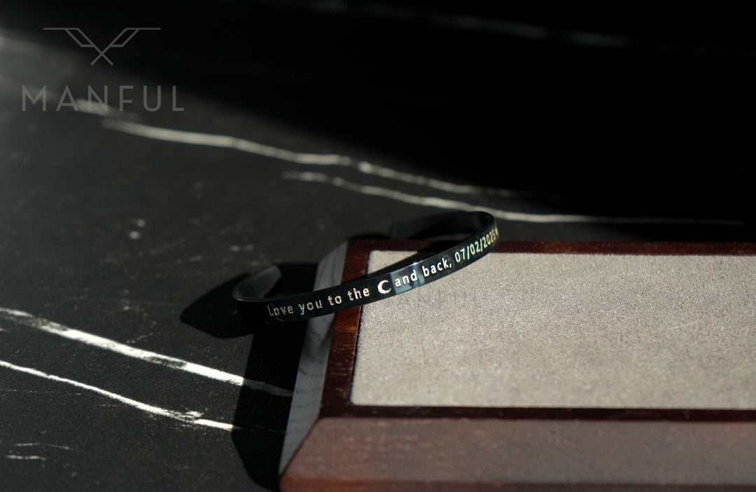 Adjustable Bangle Black, close-up of the engraved custom message inside the band