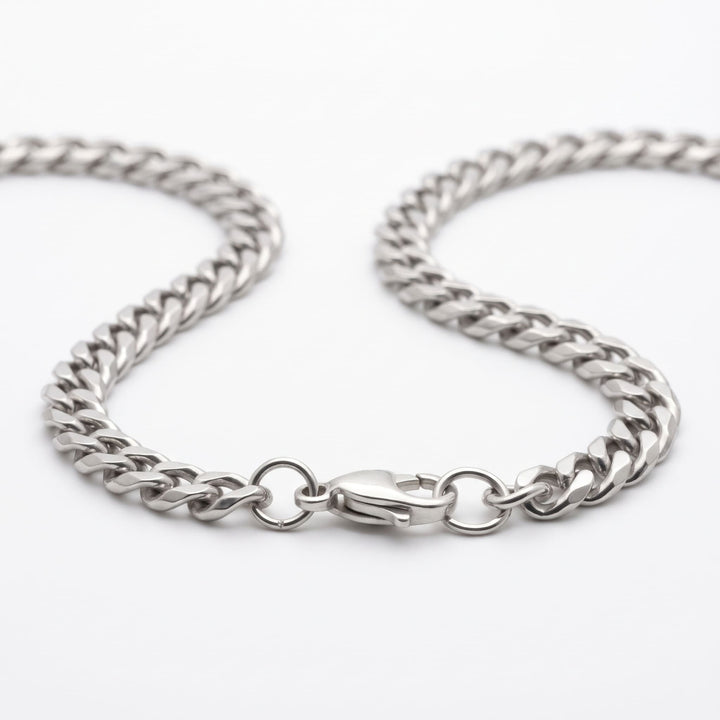 Cuban Chain 5mm Silver close up on the lobster clasp and curb links