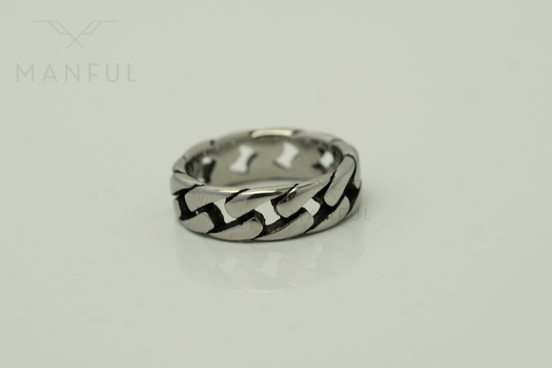 Cuban Chain Ring Silver, angled view on a light grey background with reflection