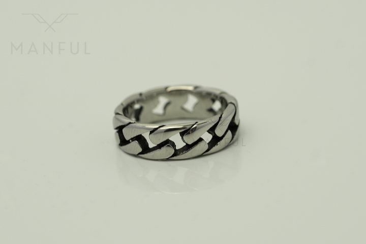 Cuban Chain Ring Silver, angled view on a light grey background with reflection