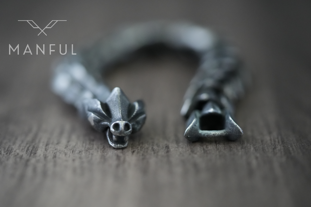 Dragon Link Bracelet Black, extreme close-up of the dragon head clasp ends