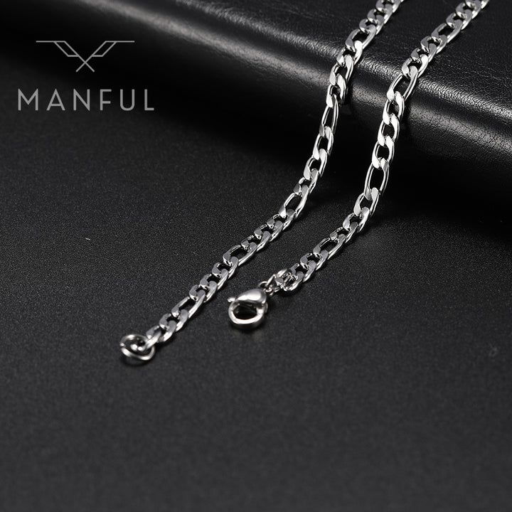 Figaro Chain 3mm Silver, close-up of the clasp and end links on a dark leather surface