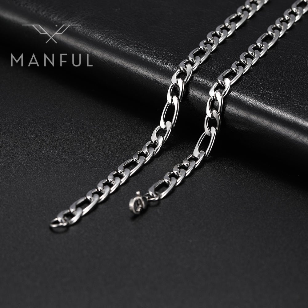 Figaro Chain 5mm Silver, close-up of the lobster clasp on a black surface