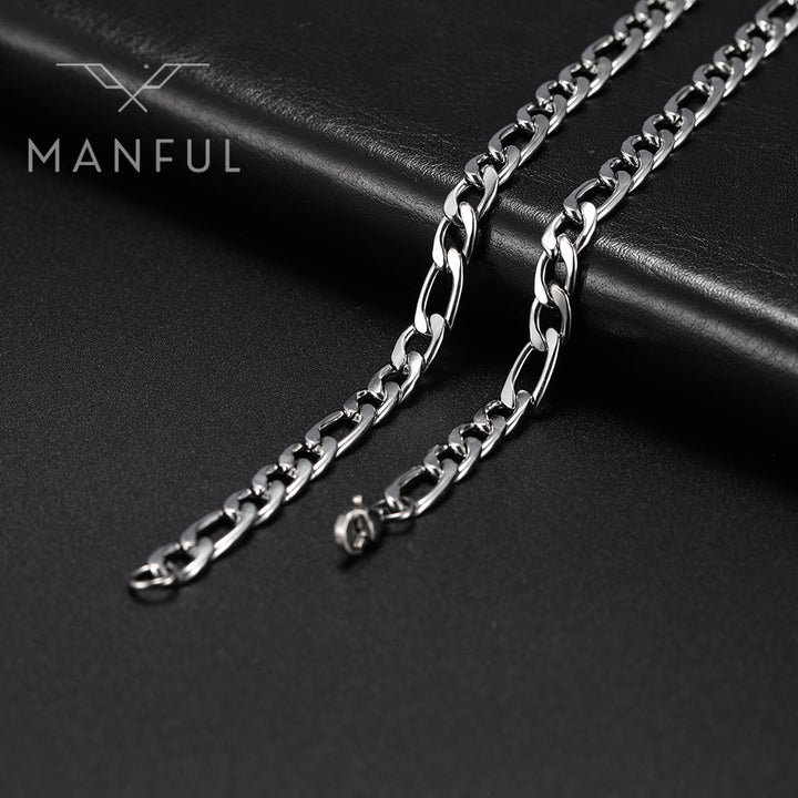 Figaro Chain 5mm Silver, close-up of the lobster clasp on a black surface
