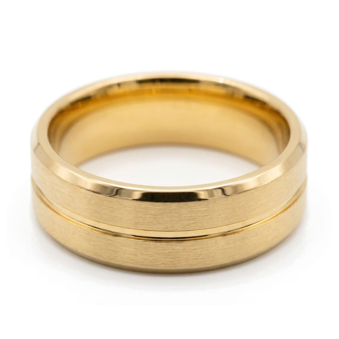 Gold Band, close-up of the brushed finish, centre groove and polished bevel