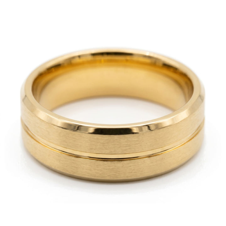 Gold Band, close-up of the brushed finish, centre groove and polished bevel
