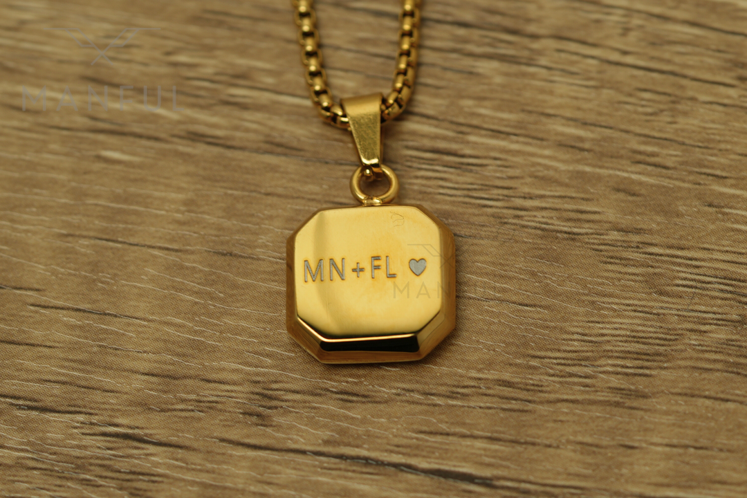 Onyx Square Necklace Gold, close-up of the engraved back with a heart symbol