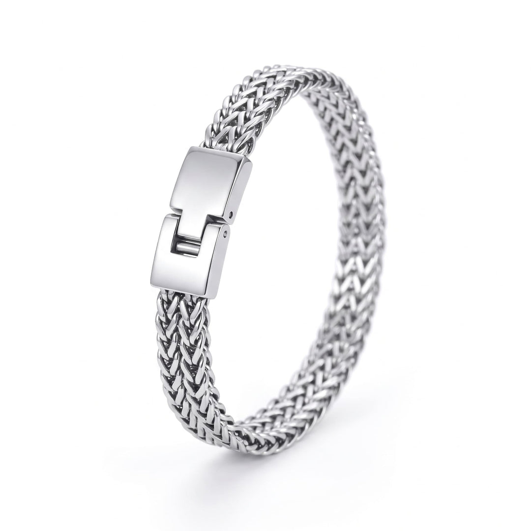 Foxtail Bracelet (Silver), a close view of the foxtail links and clasp