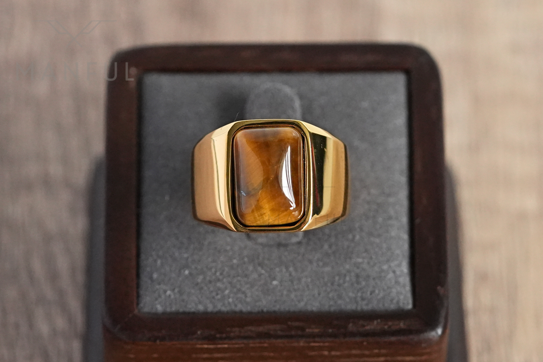 Tigers Eye Signet Ring Gold, close-up on the tail coil with the head reversed