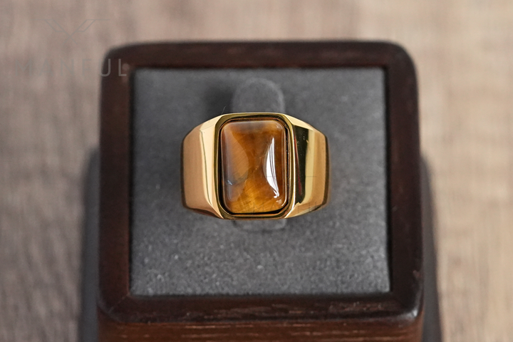 Tigers Eye Signet Ring Gold, close-up on the tail coil with the head reversed